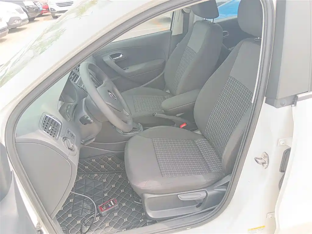 Volkswagen Polo 2014 1.4L Automatic Comfort Edition фото 11