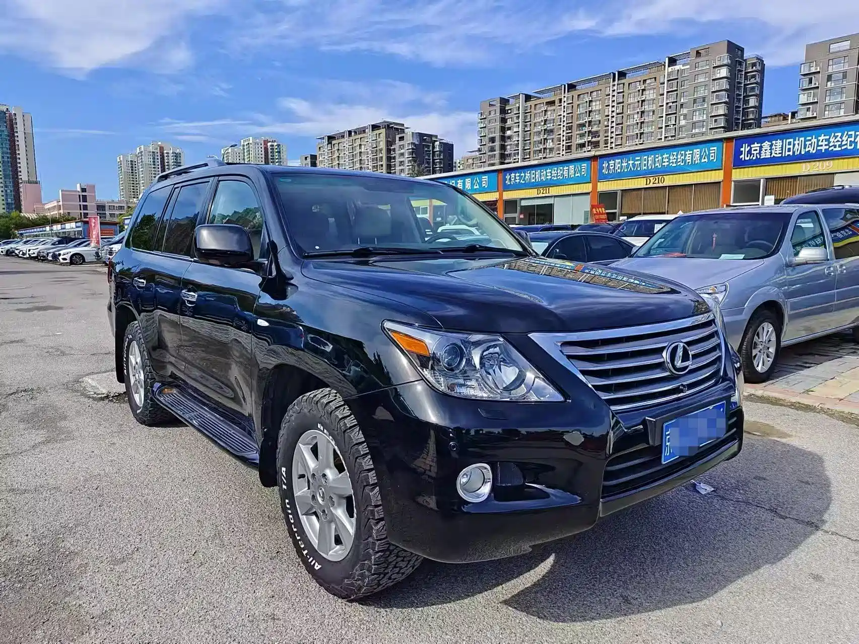 Фото 3 - Lexus LX