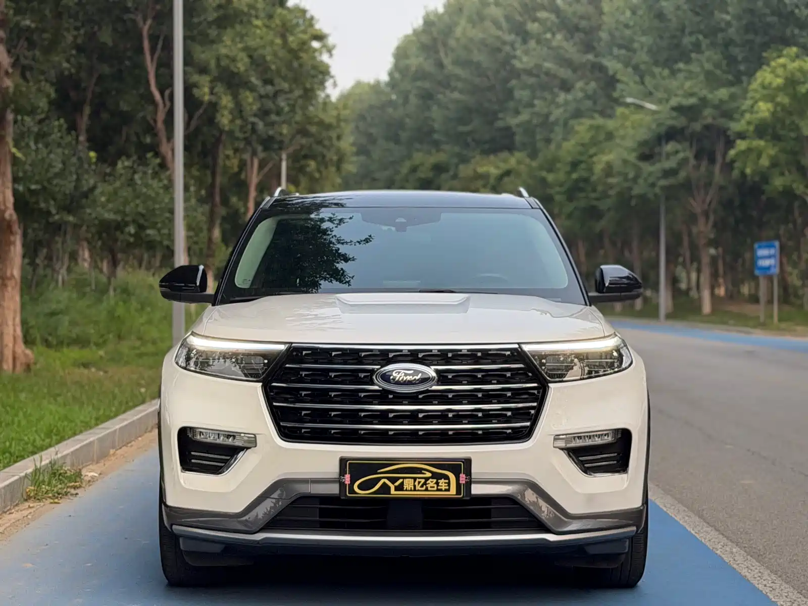 Photo 2 - Ford Explorer