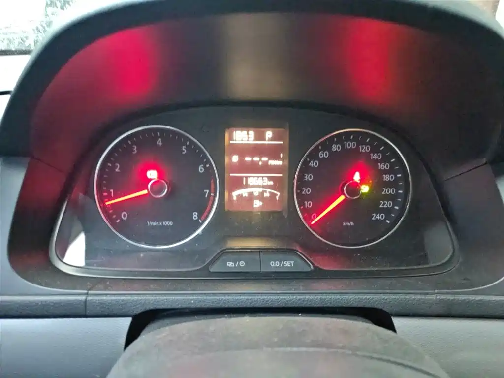 Volkswagen Lavida Tour 2014 1.4TSI Automatic 30th Anniversary Edition фото 4