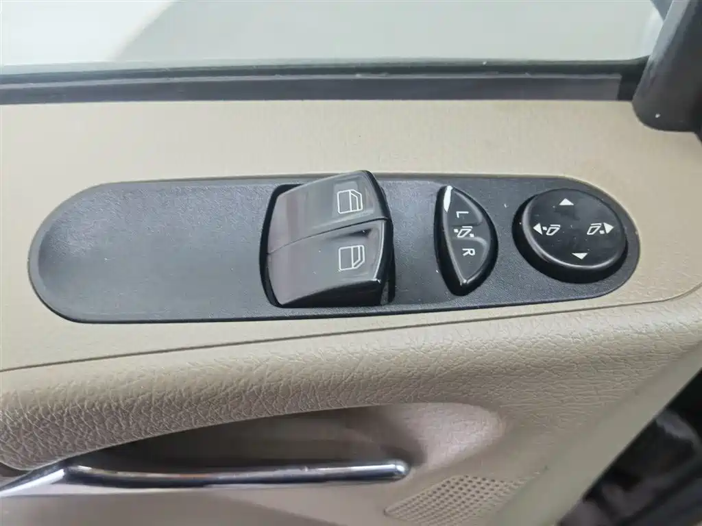 Mercedes-Benz Viano 2011 2.5L Luxury Edition фото 9