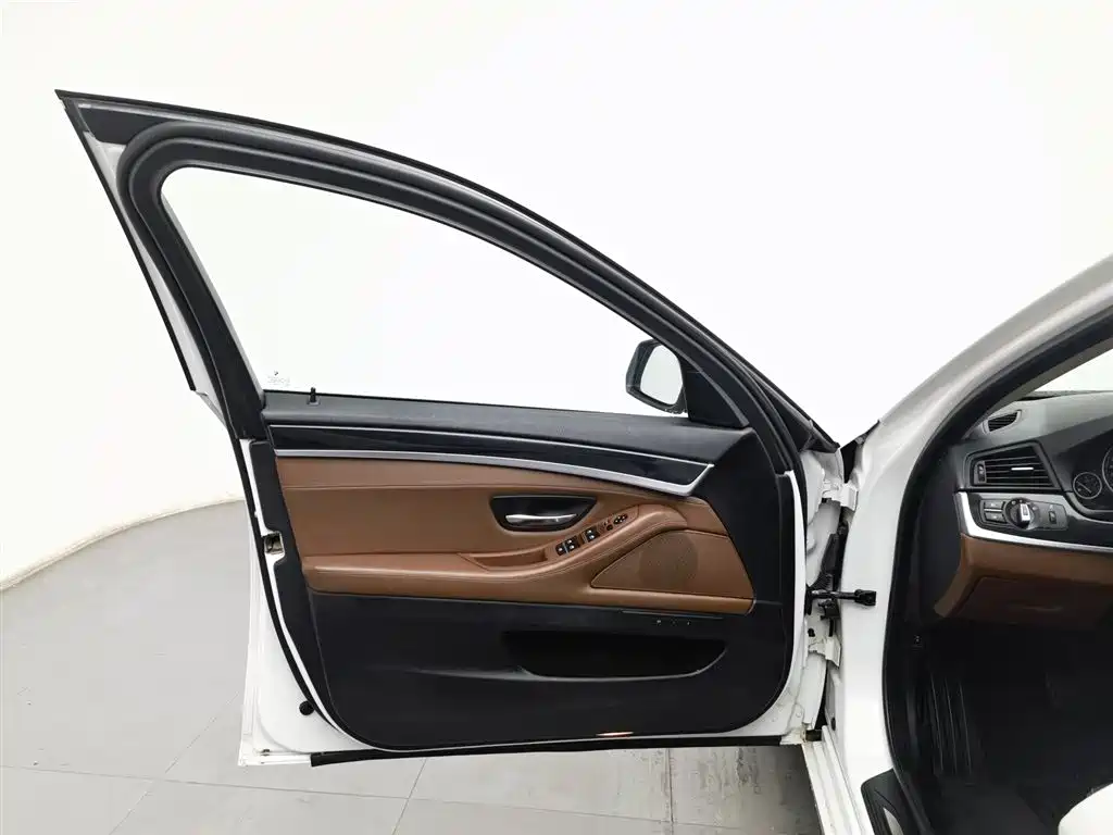 BMW 5 Series 2017 520Li Classic Edition фото 8