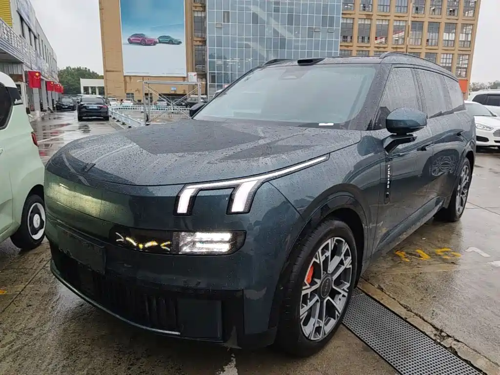 2025 Lynk & Co 900