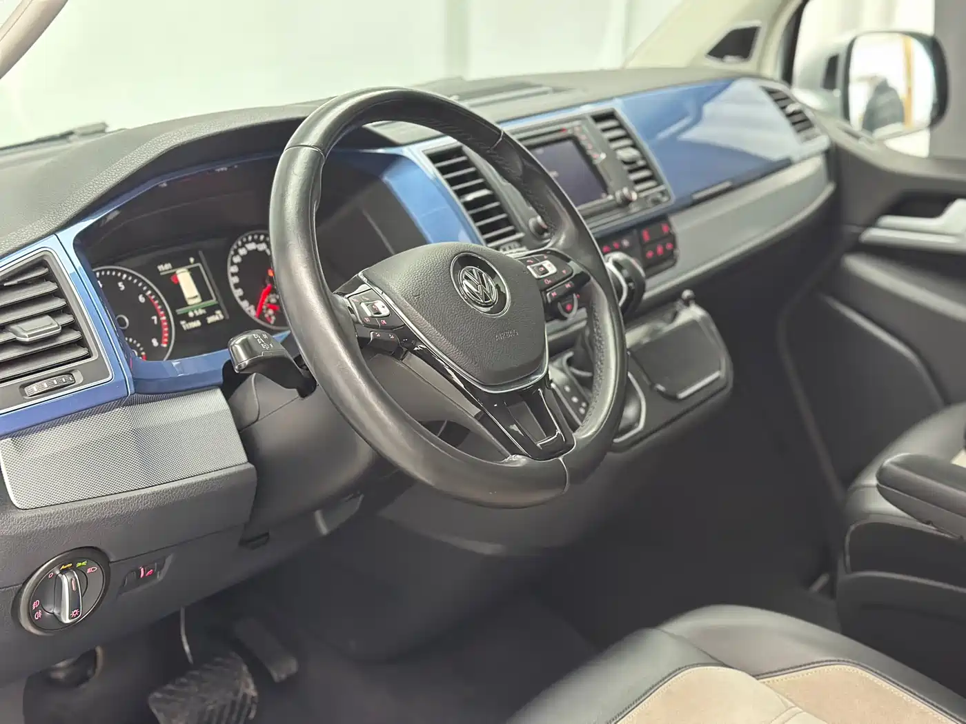Volkswagen Multivan 2018 2.0TSI 4WD Leisure Edition 7-Seater фото 17