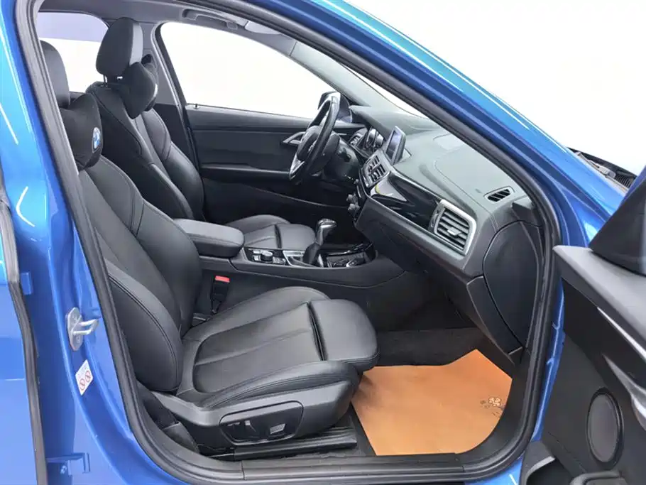 BMW 1 Series 2018 118i Sport Edition фото 8