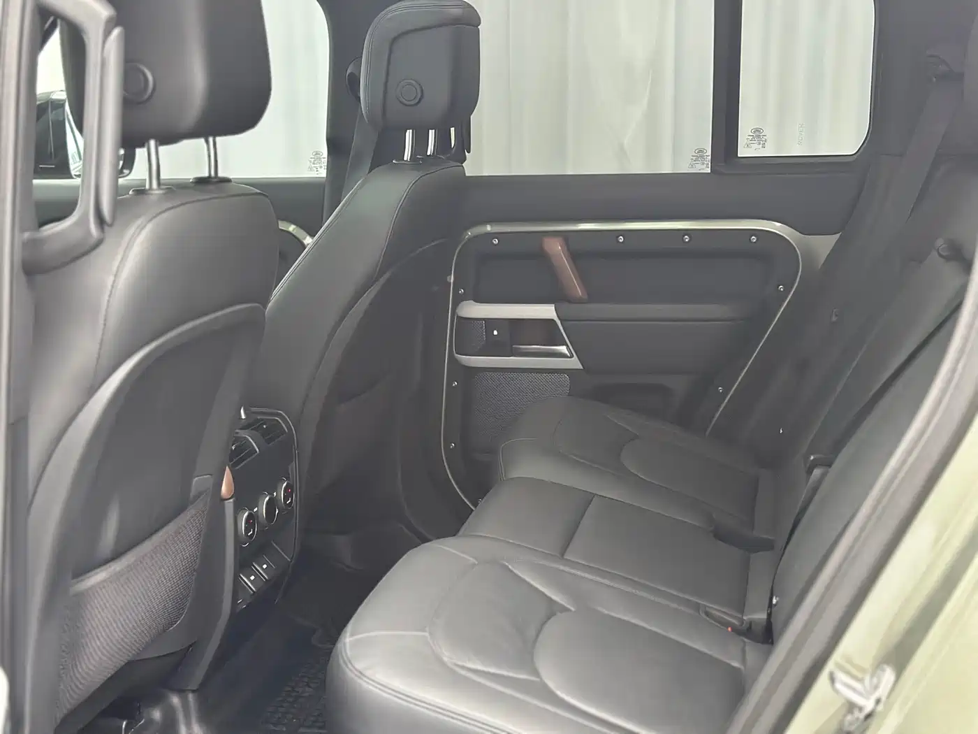 Land Rover Defender 2023 Model 110 3.0T P400 Dark Special Edition фото 32