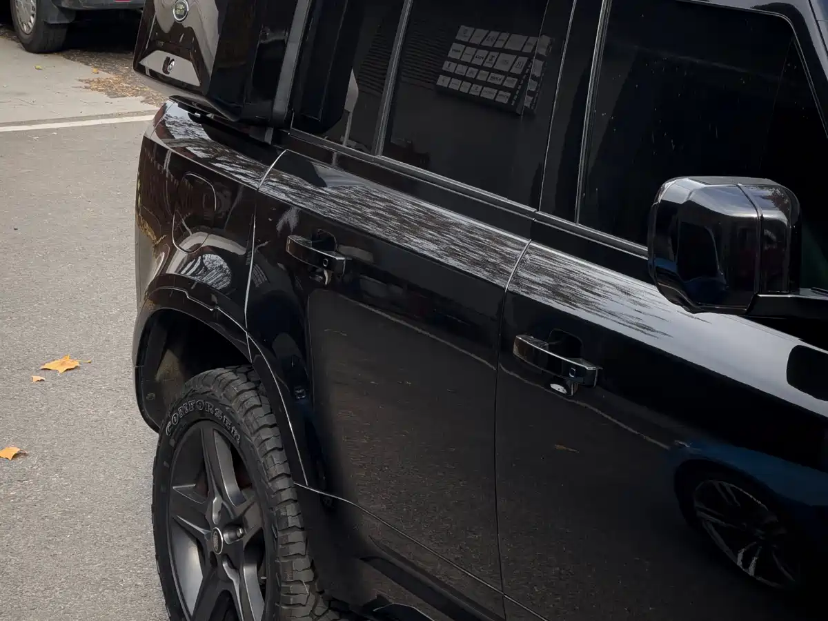 Land Rover Defender 2023 Model 110 3.0T P400 Dark Special Edition фото 3