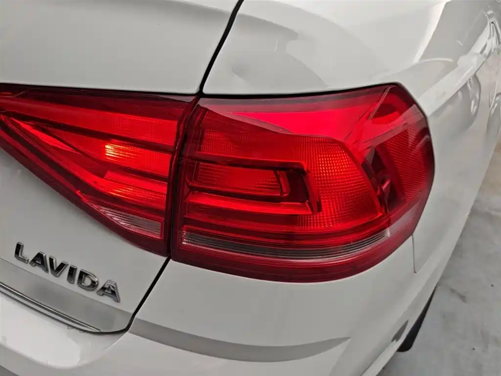 Volkswagen Lavida 2017 230TSI DSG Comfort Edition фото 8