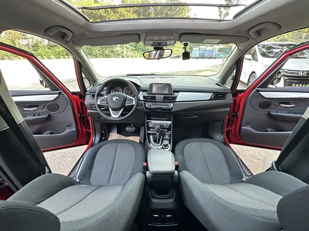 BMW 2 Series Touring 2016 218i Leading фото 8