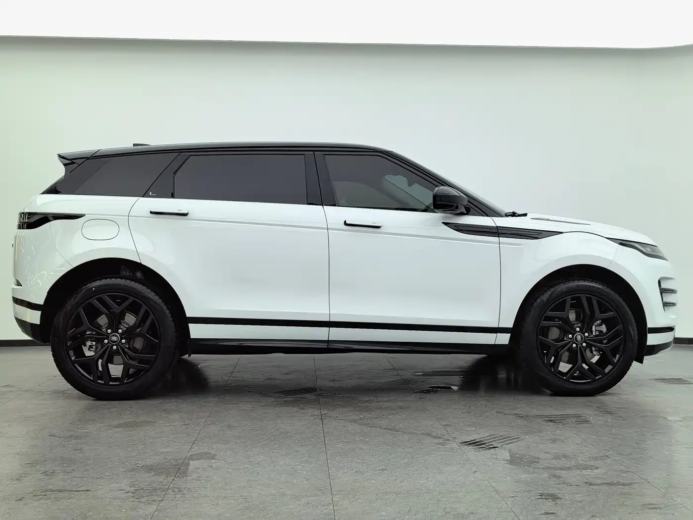 Land Rover Range Rover Evoque 2022 Range Rover Evoque L 249PS R-Dynamic Luxury Edition фото 26