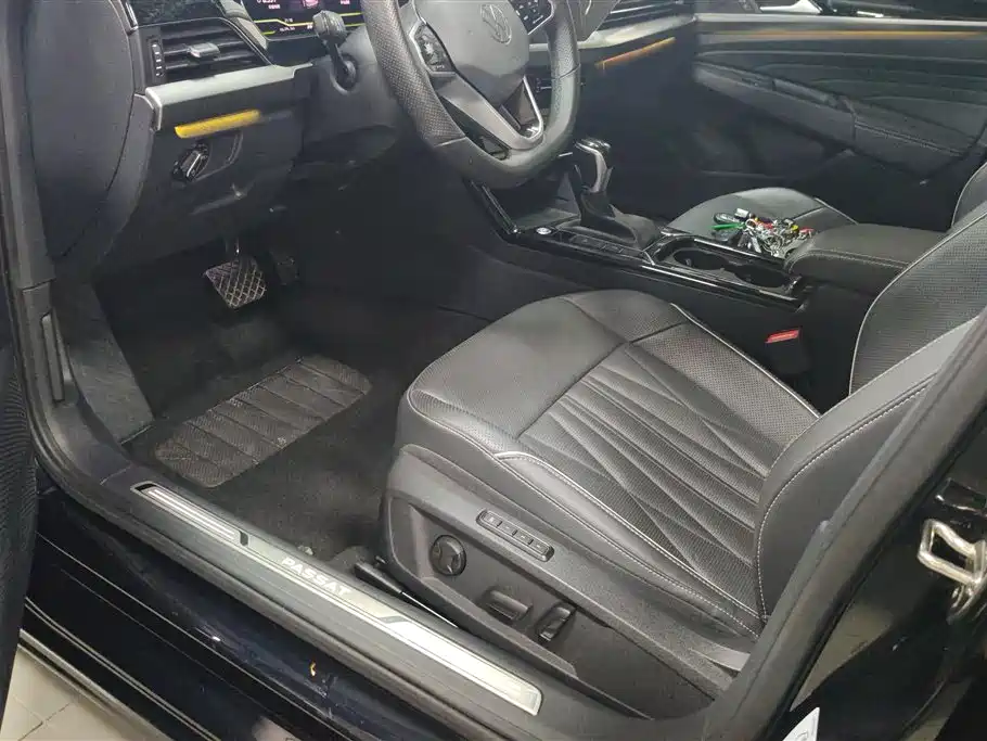 Volkswagen Passat 2023 330TSI Starlight Luxury Edition фото 9