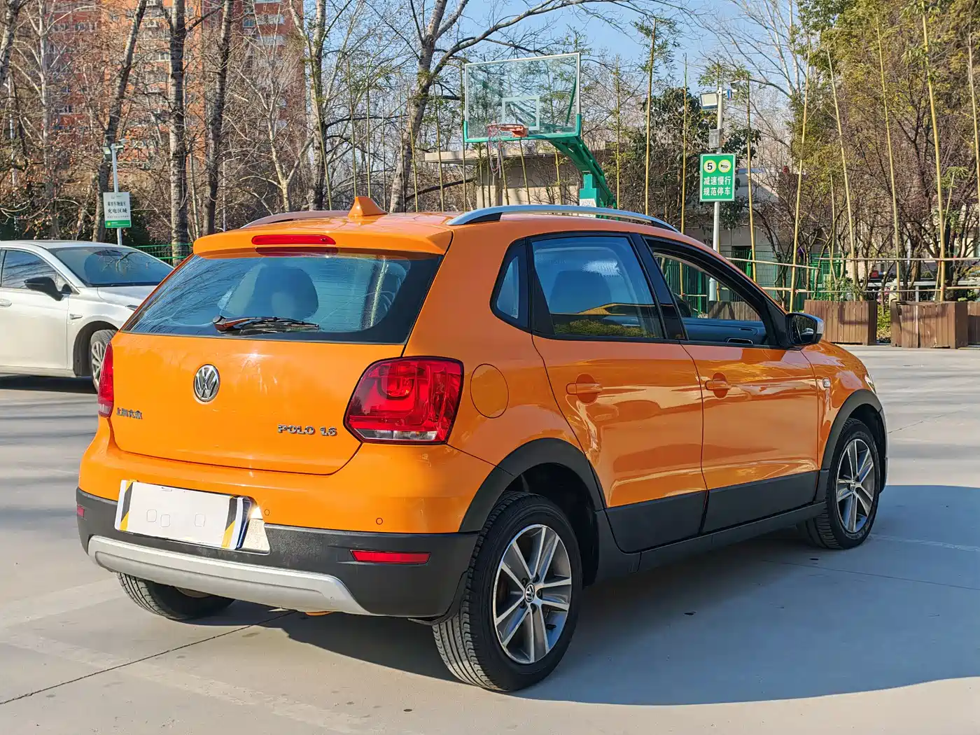 Volkswagen Polo 2014 1.6L Cross Polo Automatic фото 9