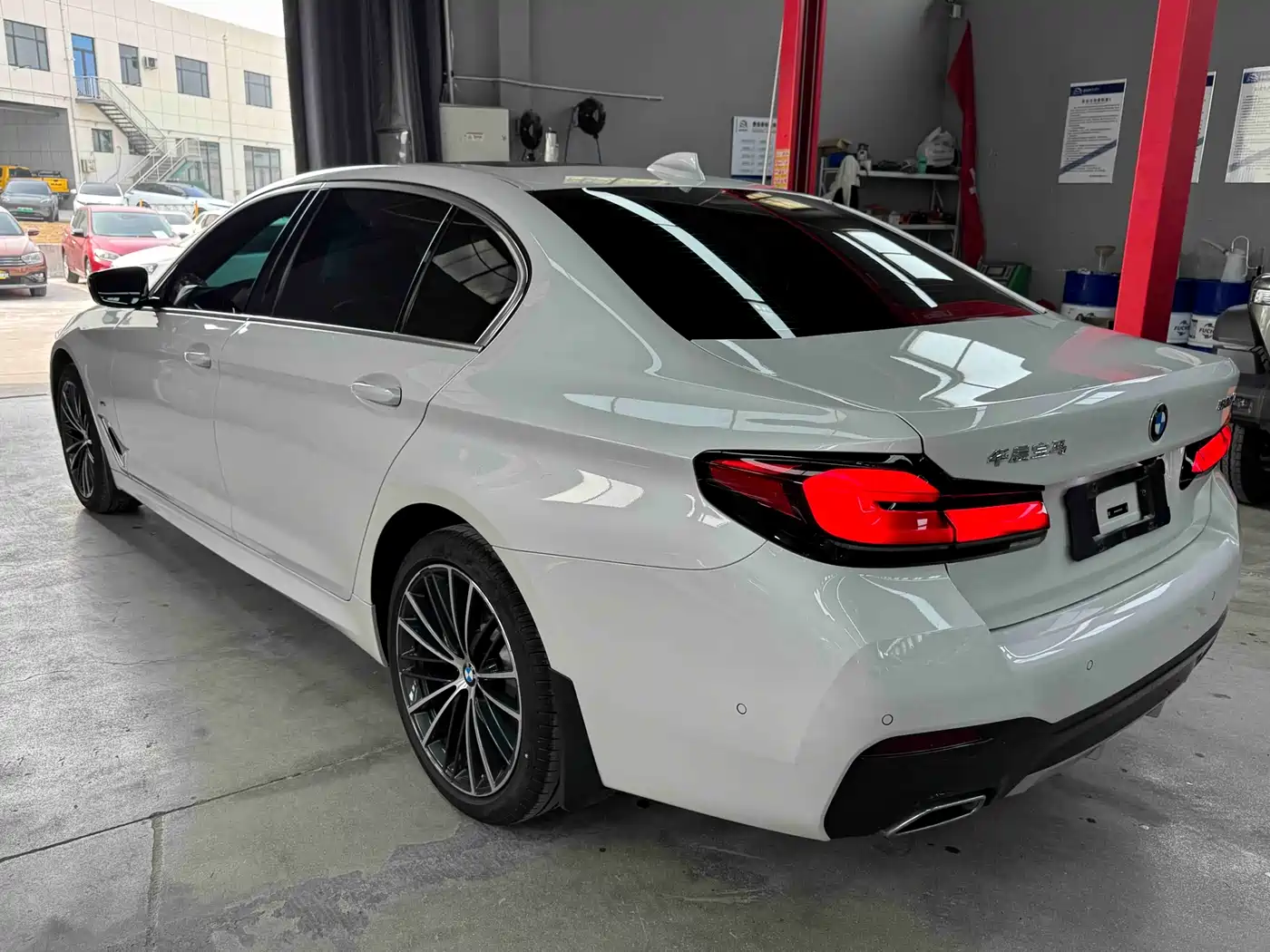BMW 5 Series 2023 530Li Leading M Sport Package фото 6