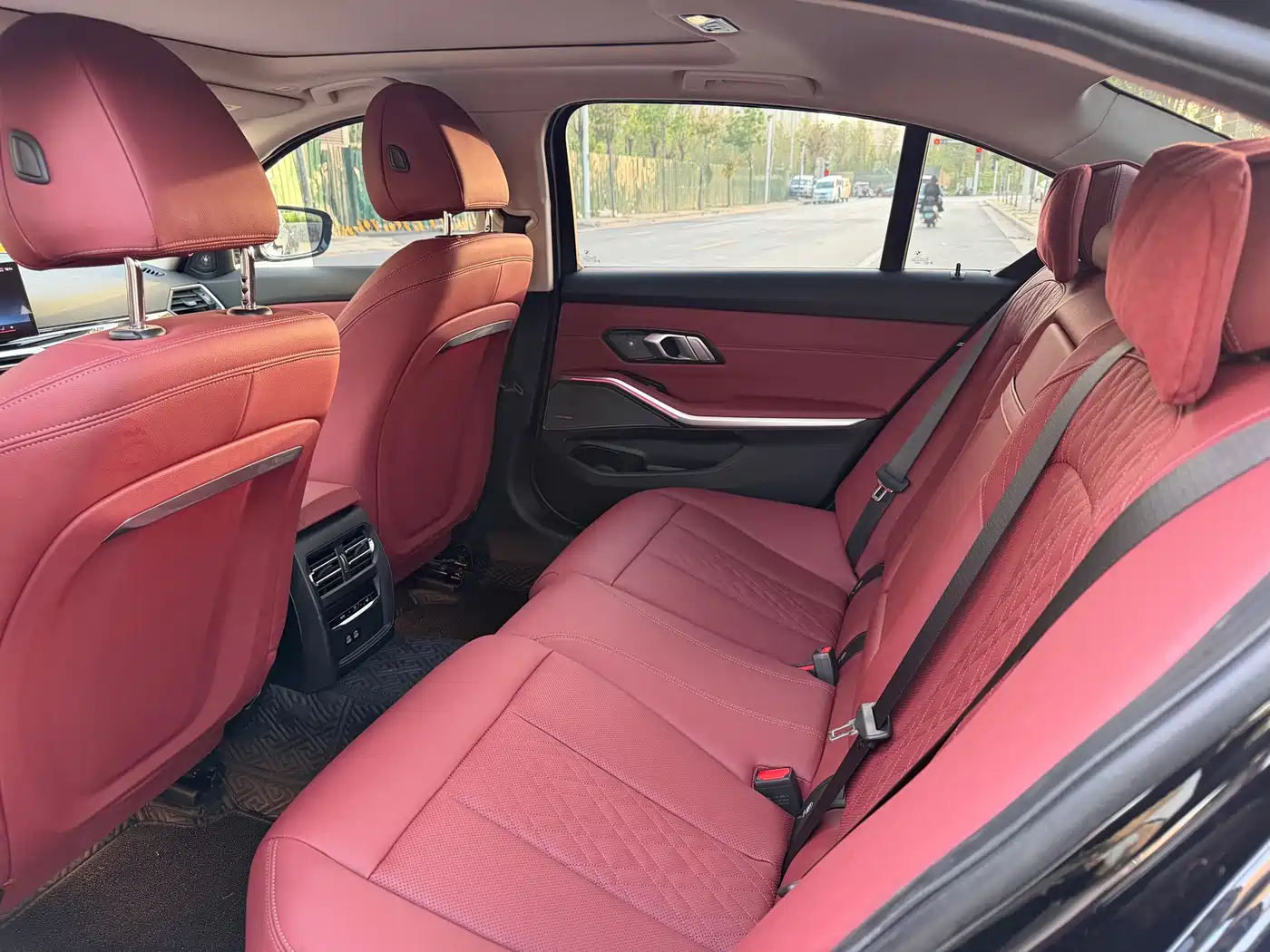 BMW 3 Series 2024 325Li M Sport Shadowline Package фото 5