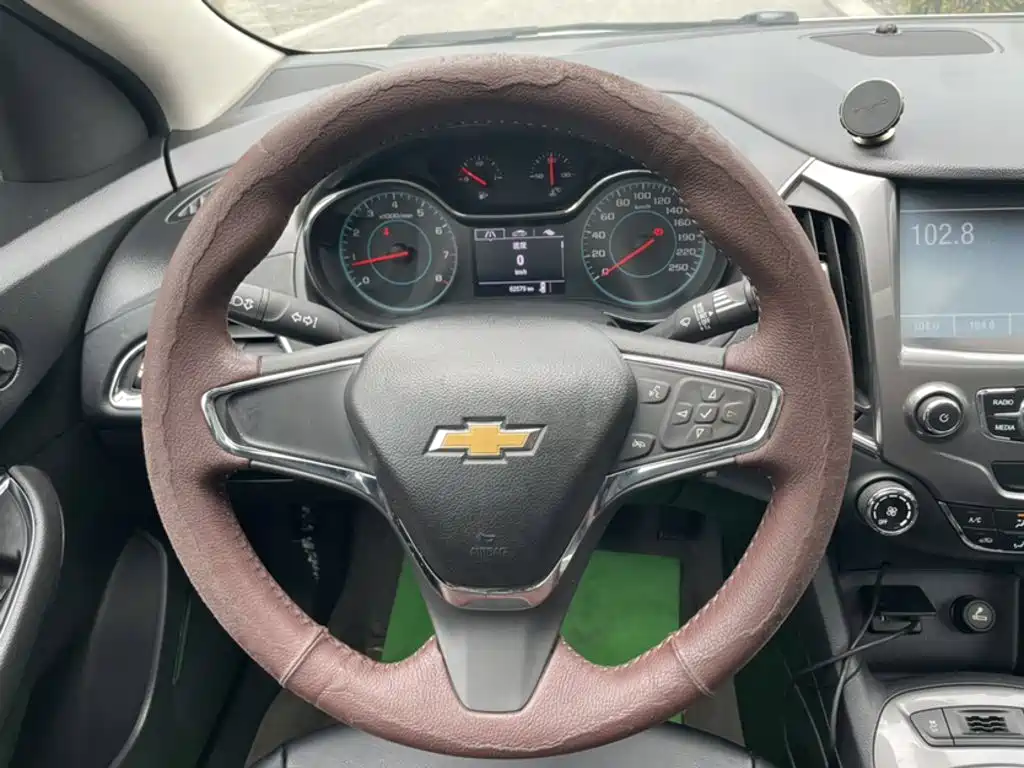 Photo 7 - Chevrolet Cruze