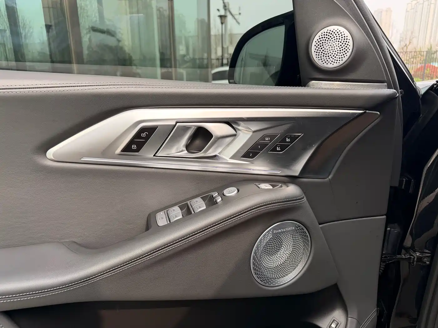 BMW XM 2023 50e фото 19