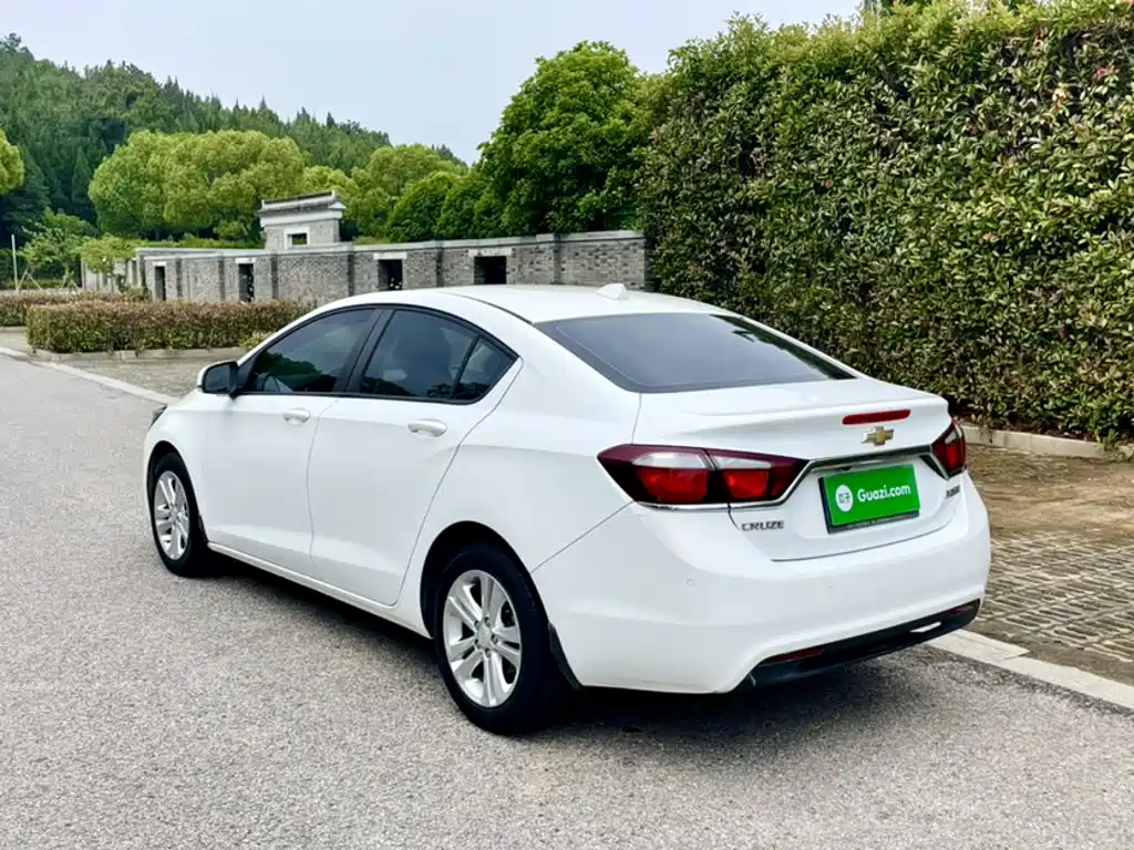 Photo 17 - Chevrolet Cruze