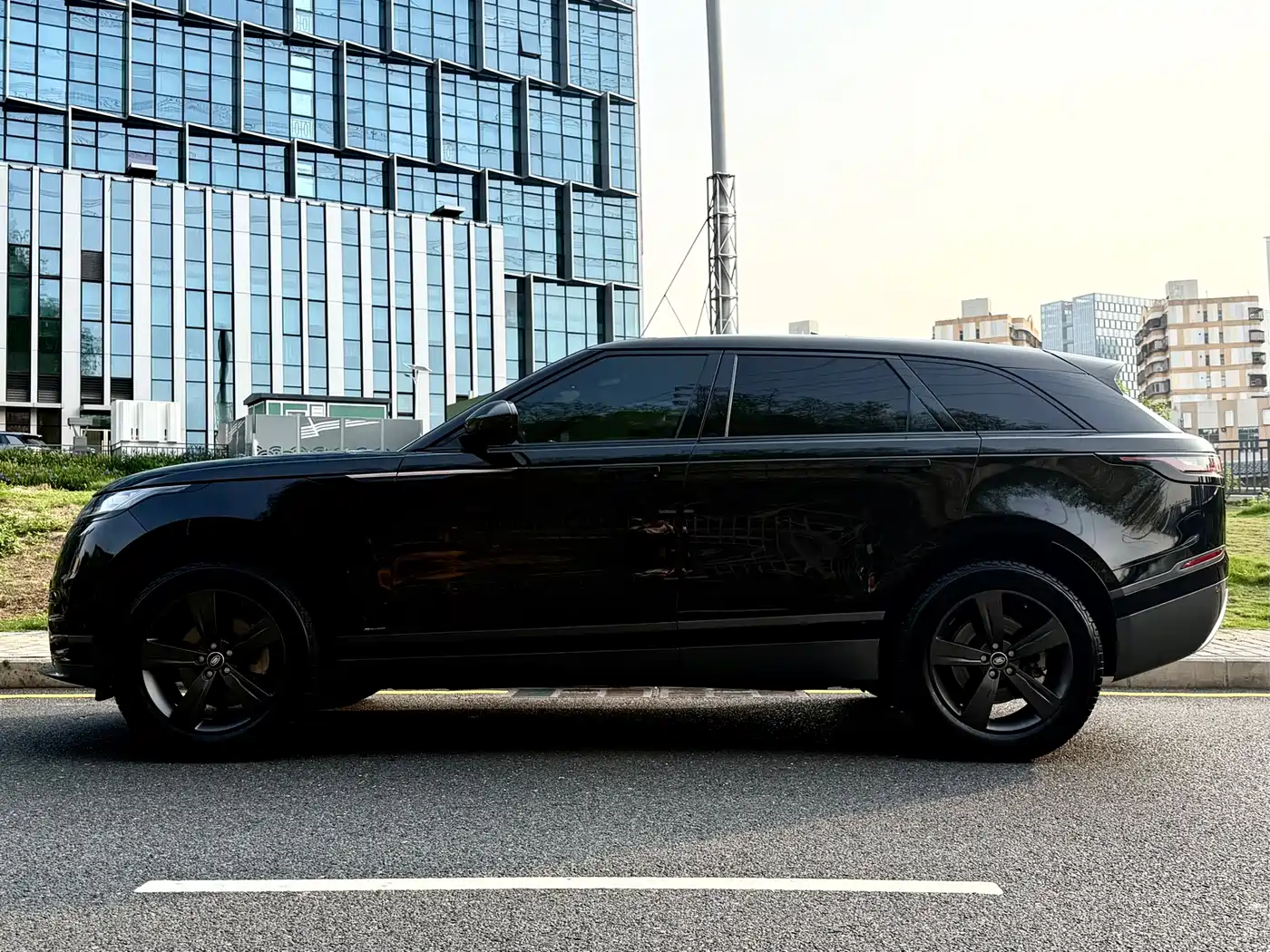 Land Rover Range Rover Velar 2019 250PS R-DYNAMIC S фото 3