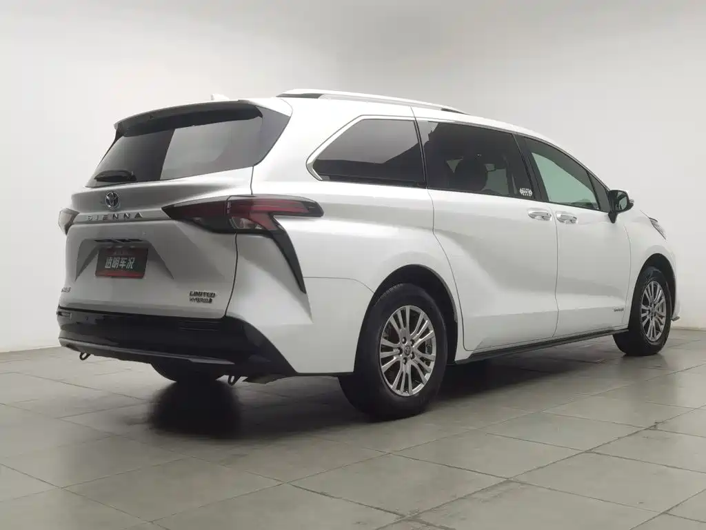 Photo 2 - Toyota Sienna