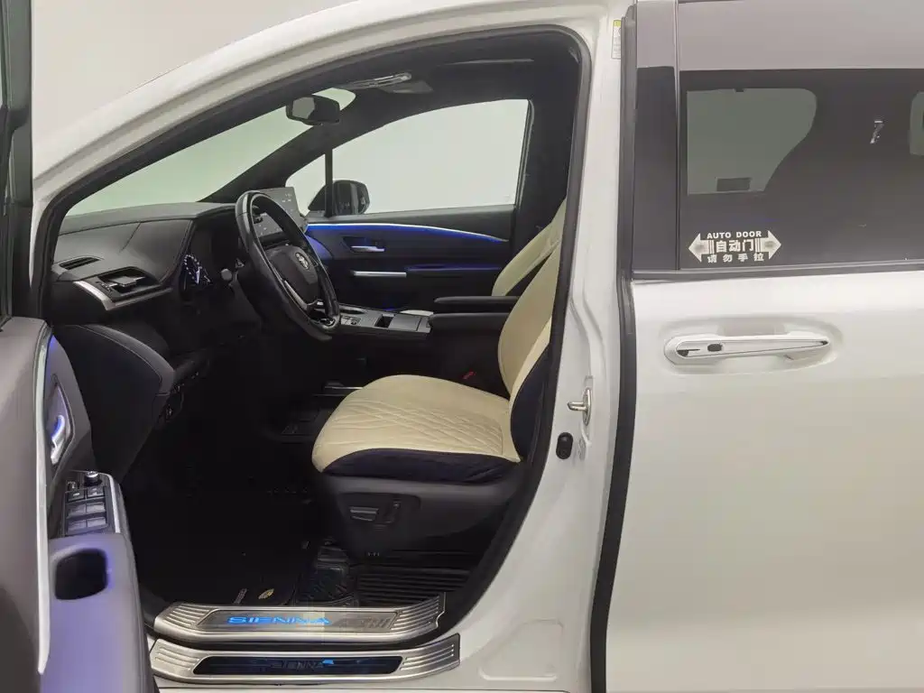 Photo 10 - Toyota Sienna