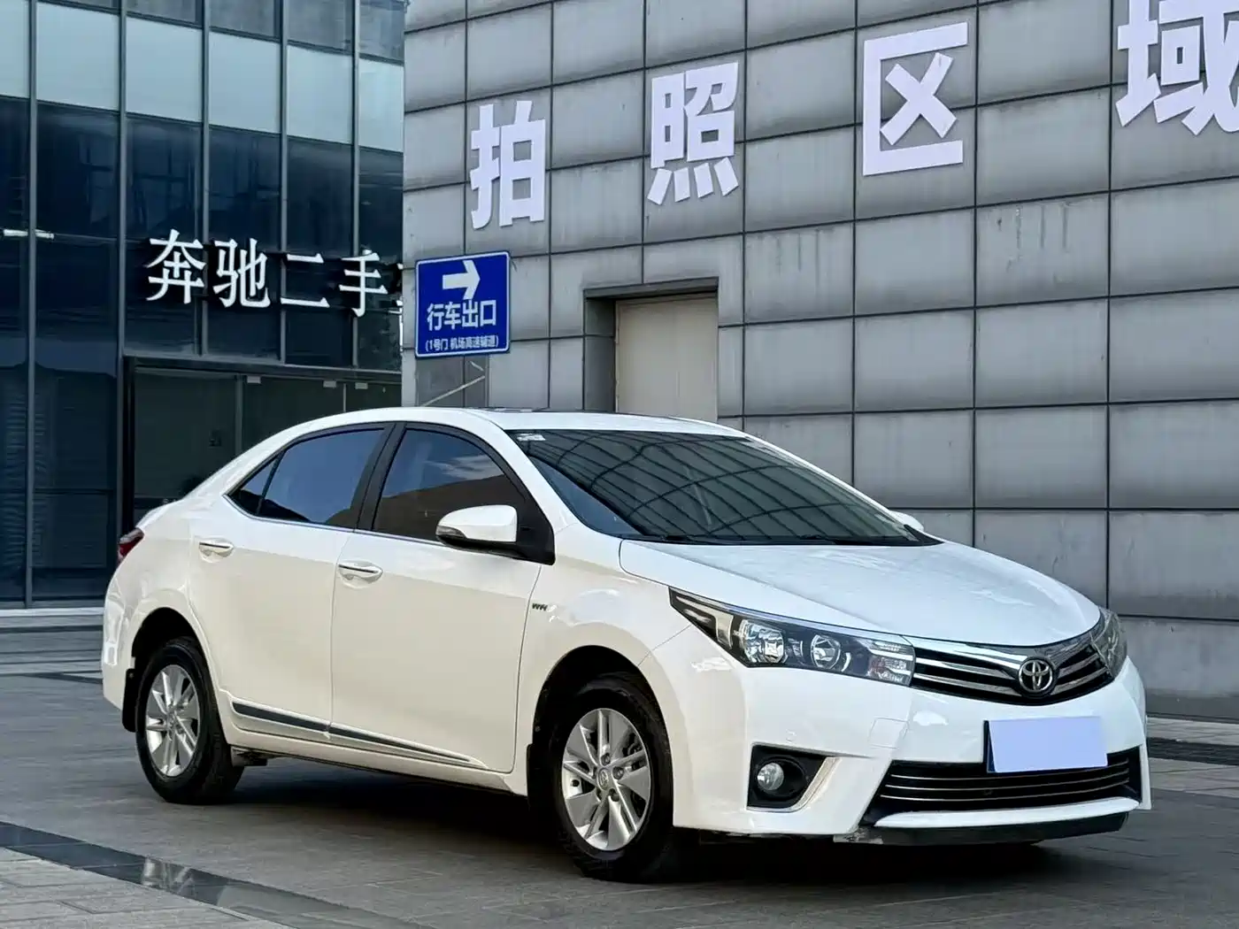 Toyota Corolla 2014 1.6L CVT GL-i фото 3