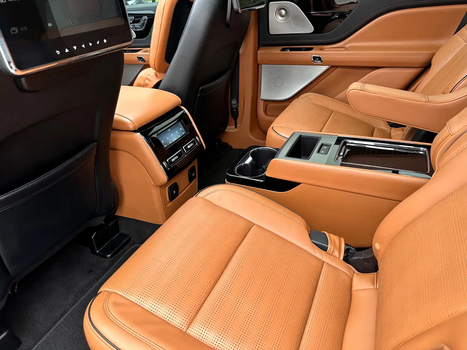 Фото 13 - Lincoln Aviator