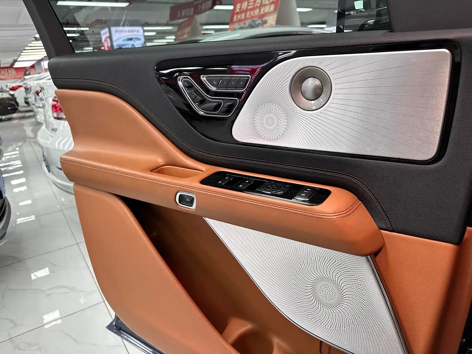 Фото 23 - Lincoln Aviator