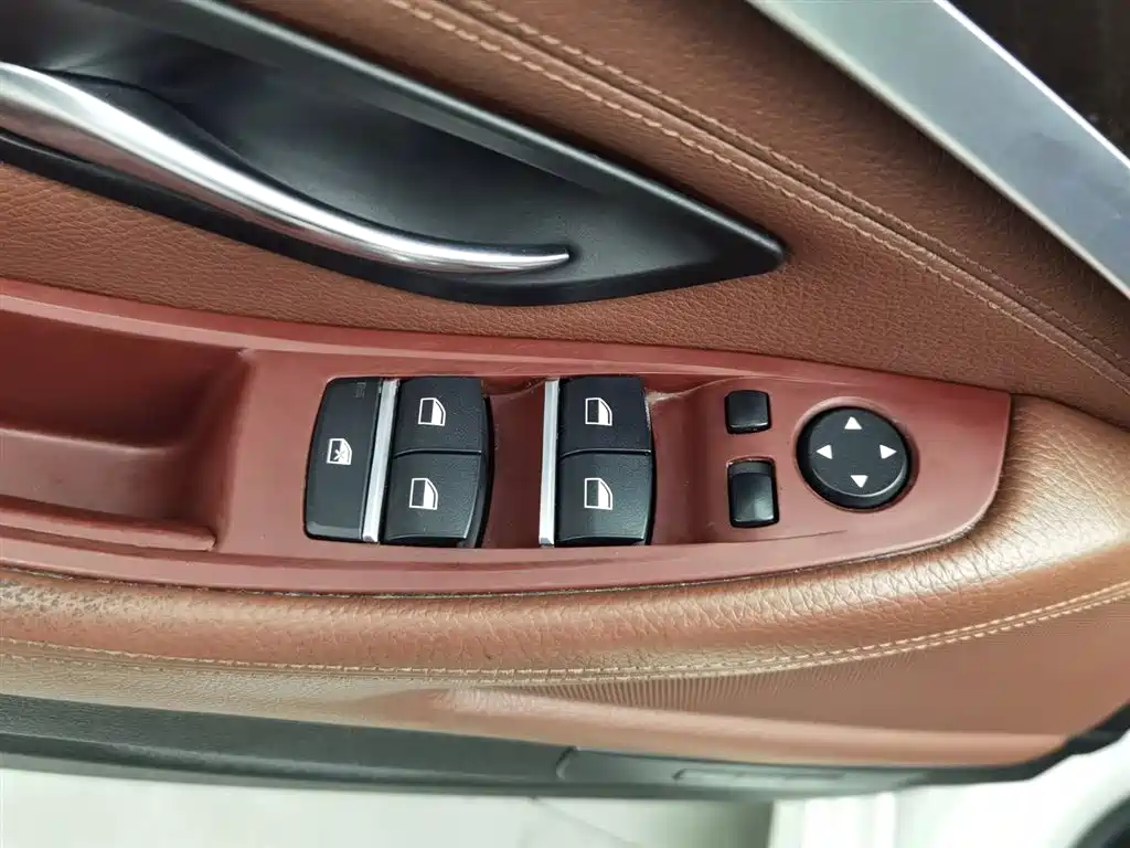 BMW 5 Series 2014 525Li Leading фото 9