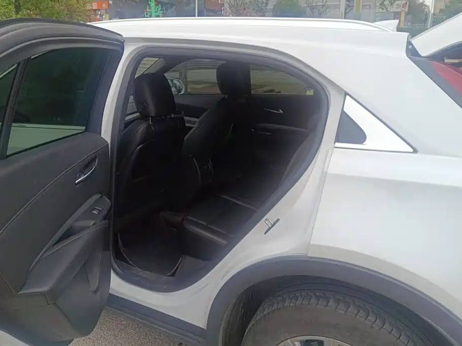Photo 11 - Cadillac XT4
