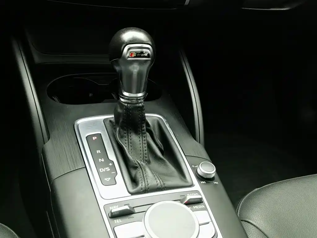 Audi A3 (Import) 2015 Limousine 45 TFSI S line Luxury фото 13