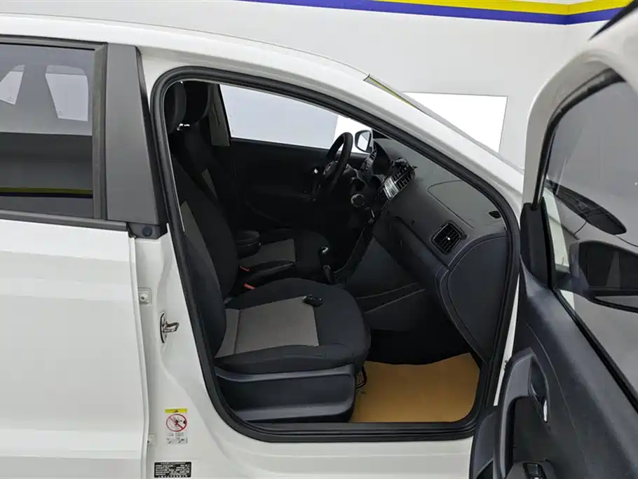 Volkswagen Polo 2014 1.4L Manual Trend Edition фото 8