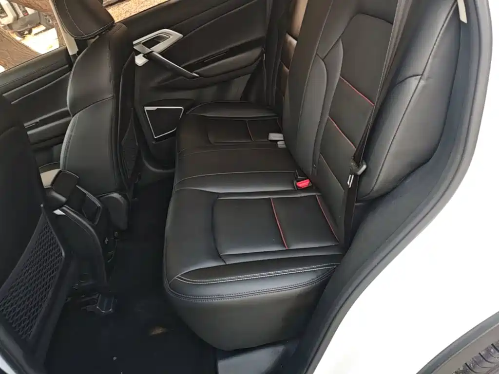 Фото 17 - Geely Atlas