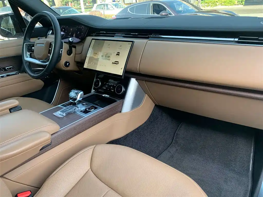 Land Rover Range Rover 2023 3.0 L6 360PS Golden Age Edition фото 13