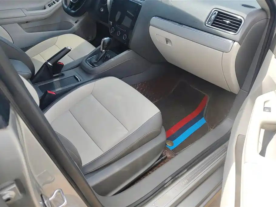 Volkswagen Sagitar 2015 230TSI Automatic Comfort фото 8