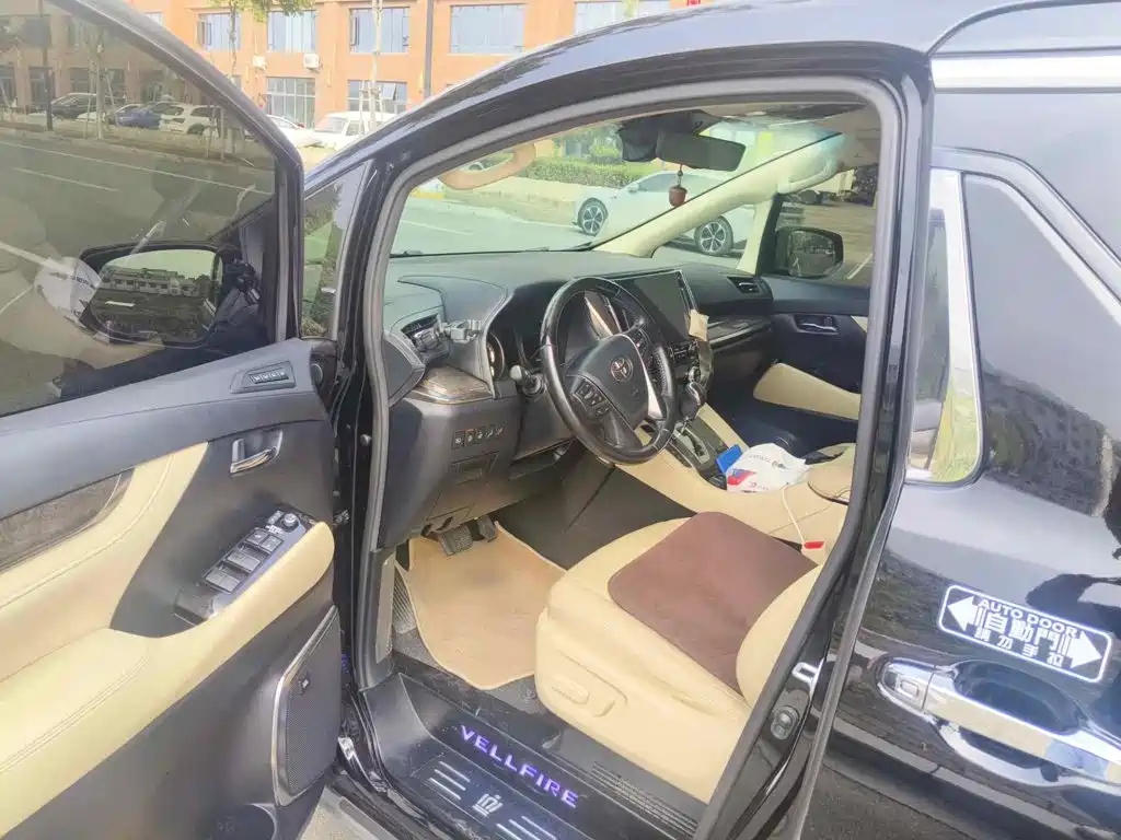 Фото 8 - Toyota Vellfire