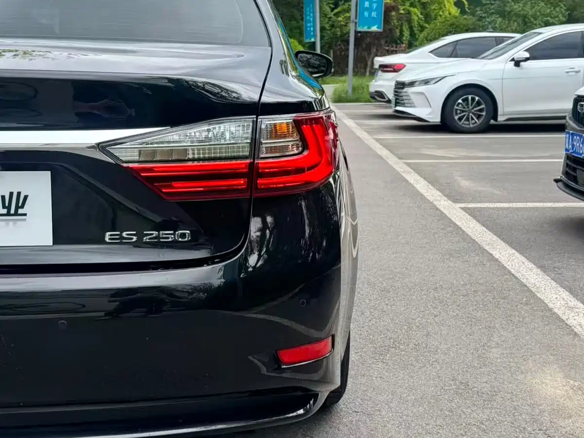 Lexus ES 2015 250 Elegance Edition фото 17