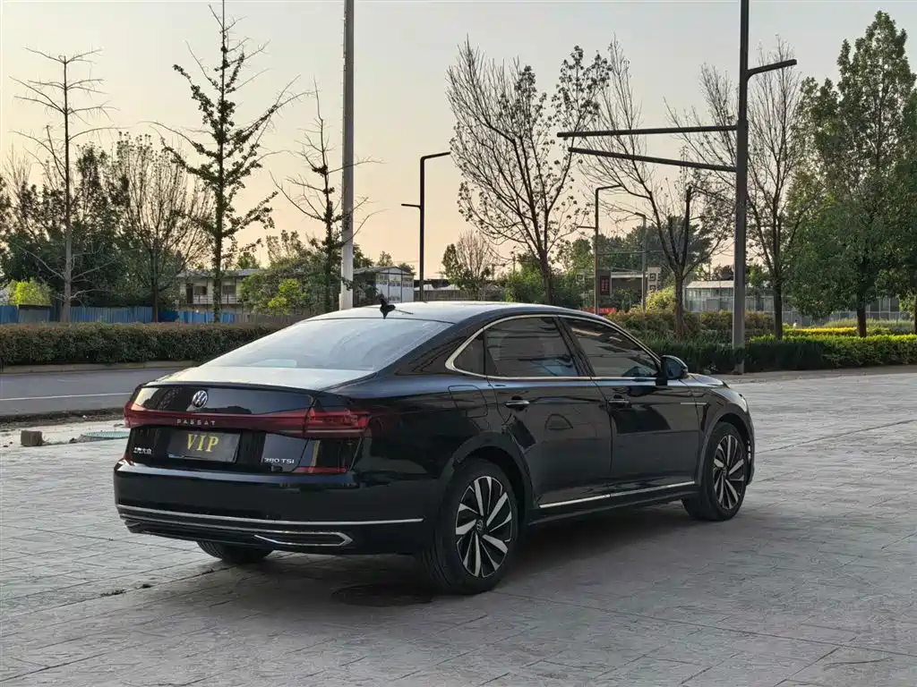 Volkswagen Passat 2024 380TSI Starlight Luxury Edition фото 8