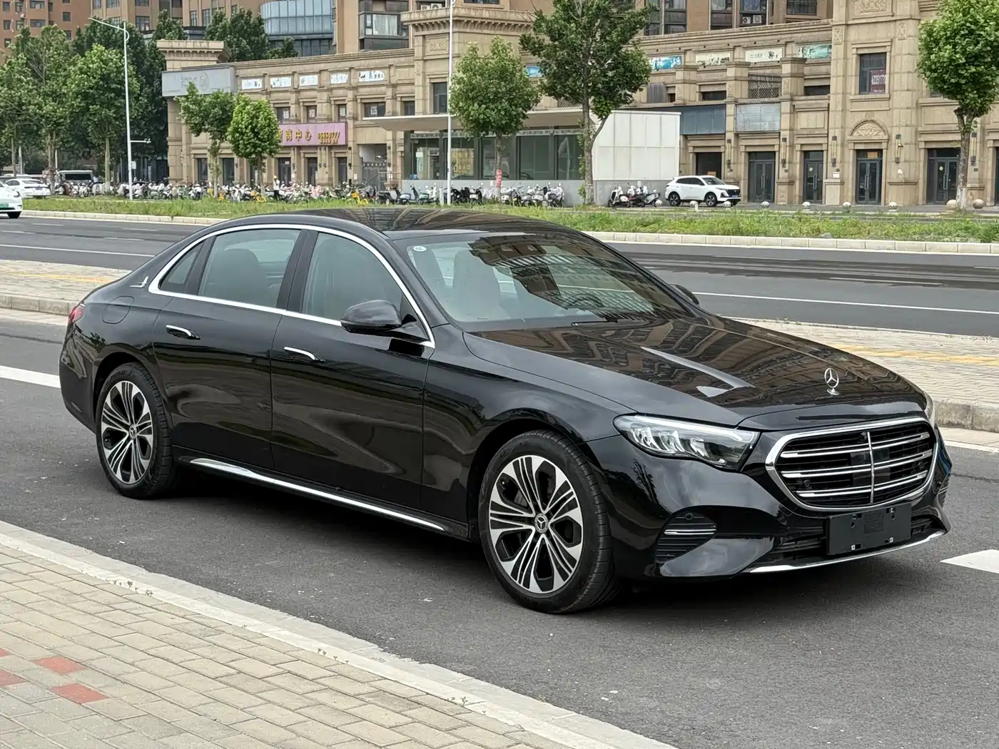 Mercedes-Benz E-Class New Energy 2024 E 350 e L Plug-in Hybrid Sedan фото 3
