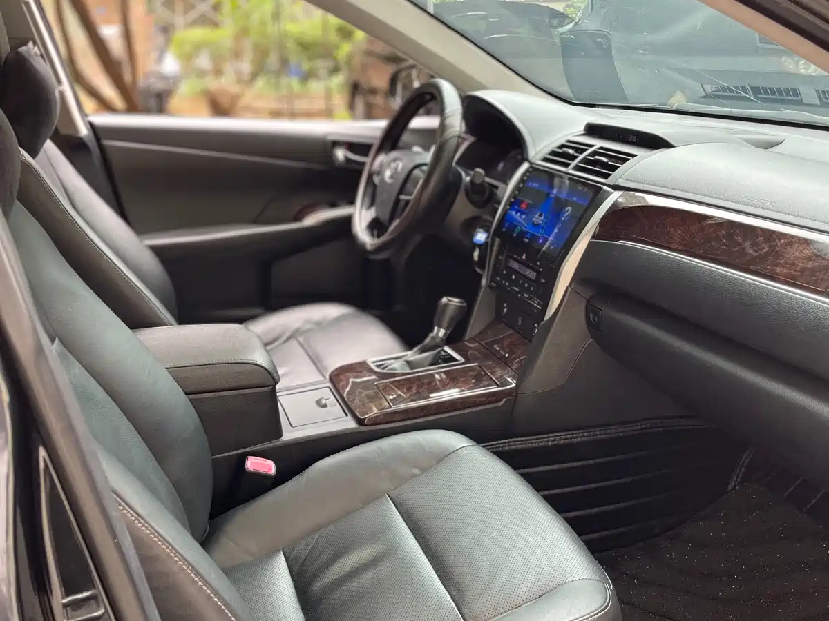 Toyota Camry 2016 2.0G 10th Anniversary Leading Edition фото 14