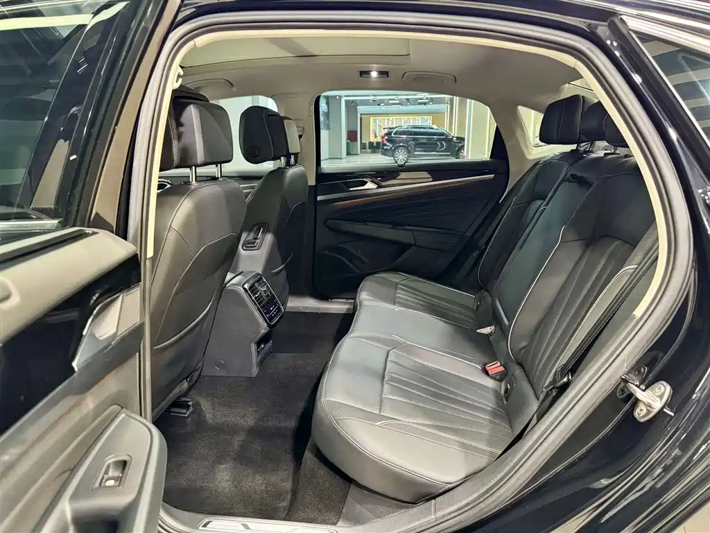 Volkswagen Passat 2024 380TSI Luxury фото 27
