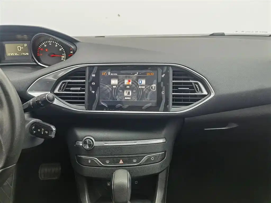 Peugeot 308S 2015 1.2T Auto Dynamic Edition фото 12