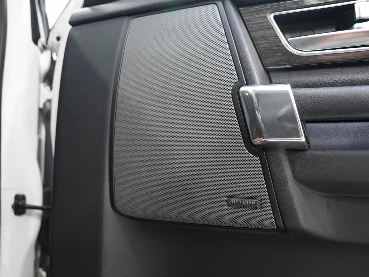 Land Rover Discovery 2015 3.0 SC V6 SE фото 12