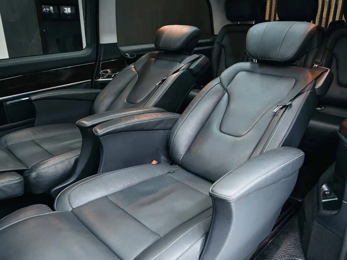 Mercedes-Benz V-Class 2017 Model V 260 L Premium Extended Edition фото 24