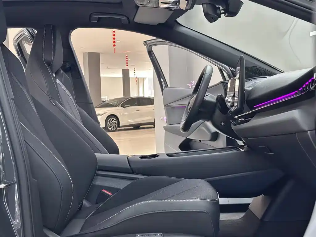 VOLKSWAGEN WITH THE CROWD 06