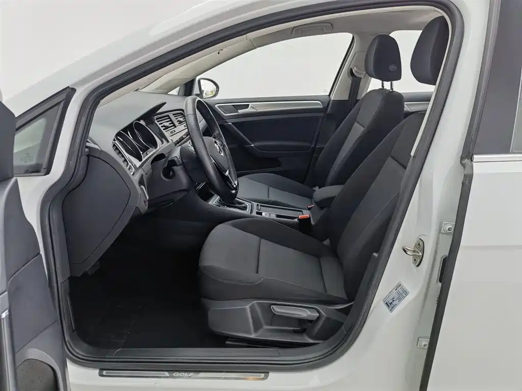 Volkswagen Golf 2020 200TSI DSG Comfort Progressive Edition фото 10