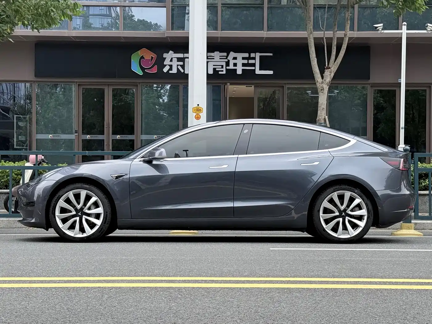 Фото 3 - Tesla Model 3