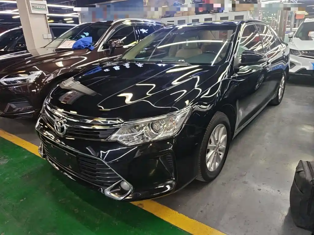 Фото 2 - Toyota Camry