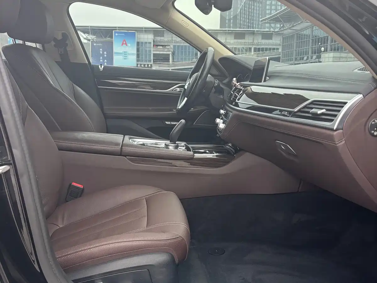 BMW 7 Series 2016 730Li Leading фото 18
