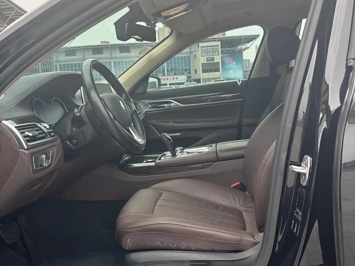 BMW 7 Series 2016 730Li Leading фото 16