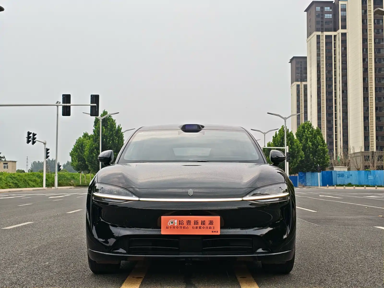 Photo 2 - Zhijie Luxeed R7